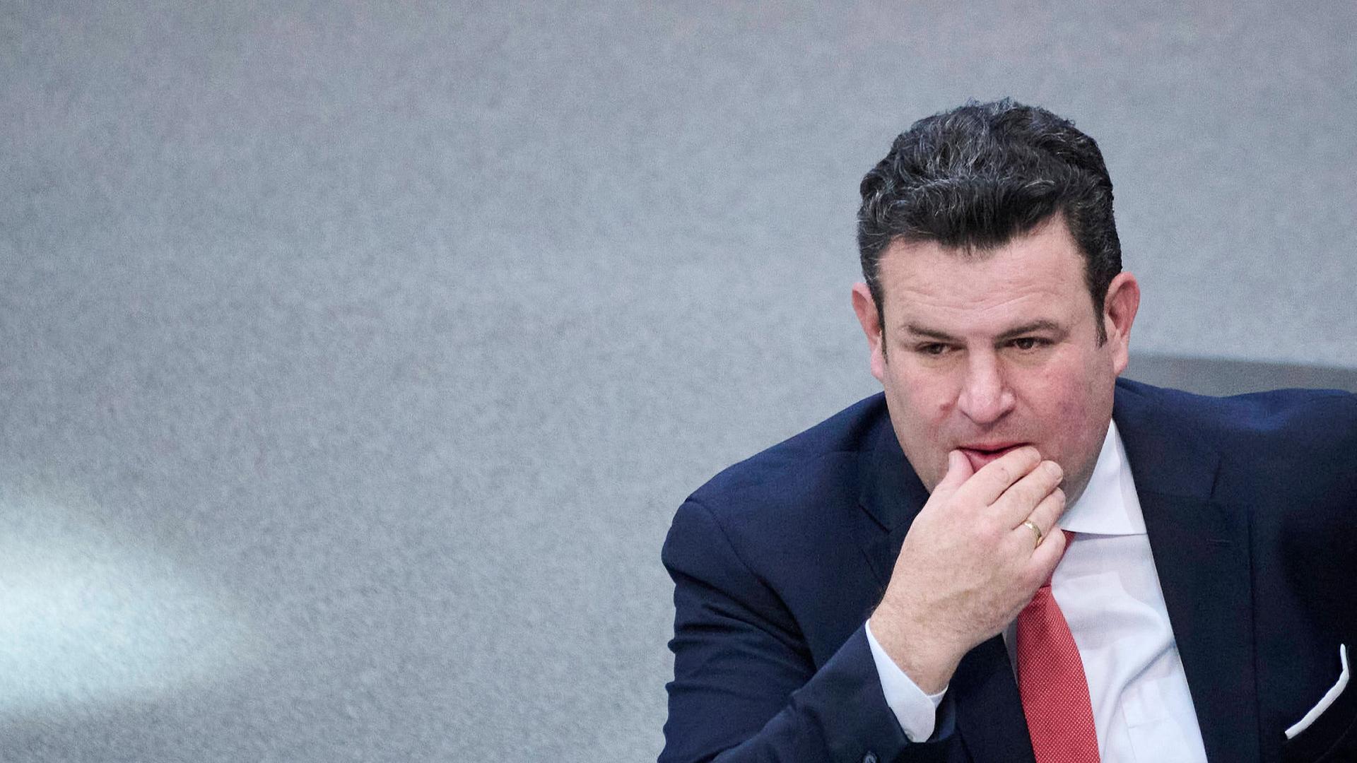 Hubertus Heil (Bundesminister für Arbeit und Soziales, SPD) während der Haushalts Debatte im Bundestag am 23.11.22, in der auch über das Bürgergeld debattiert wurde. Hubertus Heil (Bundesminister für Arbeit und Soziales, SPD) während der Haushalts Debatte im Bundestag am 23.11.22, in der auch über das Bürgergeld debattiert wurde.