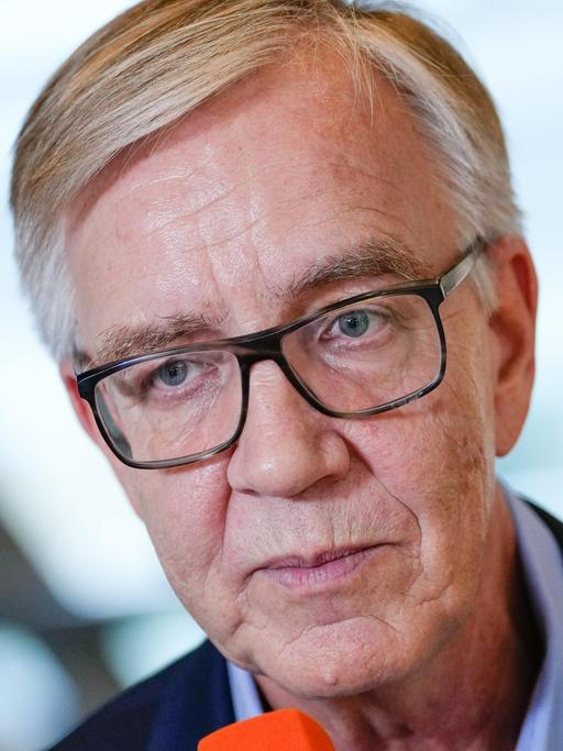 Ein Porträt des linken Politikers Dietmar Bartsch während eines Interviews.