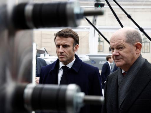 Frankreichs Präsident Emmanuel Macron und Bundeskanzler Olaf Scholz (r)