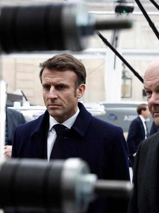 Frankreichs Präsident Emmanuel Macron und Bundeskanzler Olaf Scholz (r)