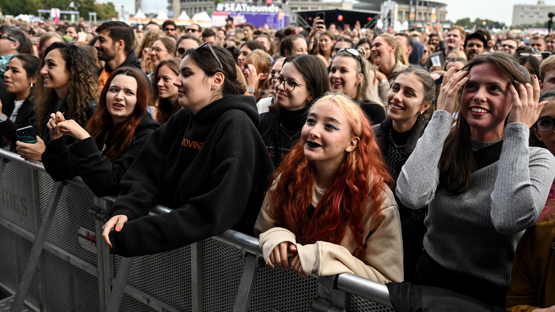 Das Publikum jubelt bei dem Auftritt der Band Milky Chance beim Lollapalooza Festival am Berliner Olympiastadion. Das Publikum jubelt bei dem Auftritt der Band Milky Chance beim Lollapalooza Festival am Berliner Olympiastadion.