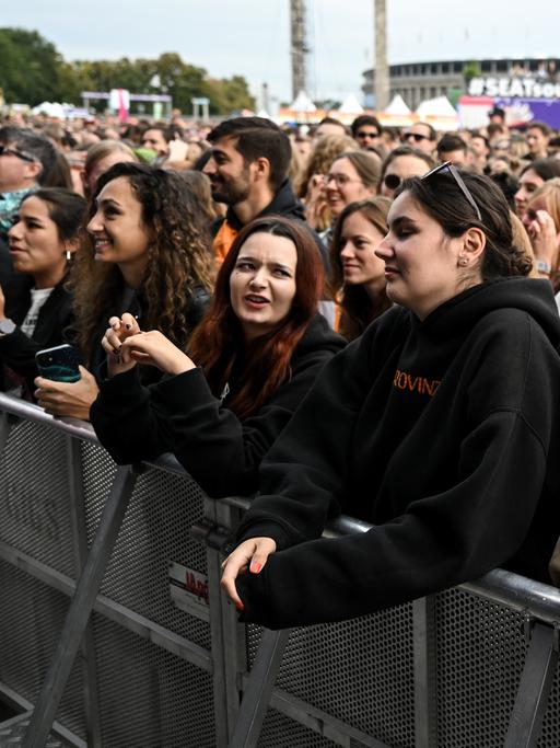 Das Publikum jubelt bei dem Auftritt der Band Milky Chance beim Lollapalooza Festival am Berliner Olympiastadion.