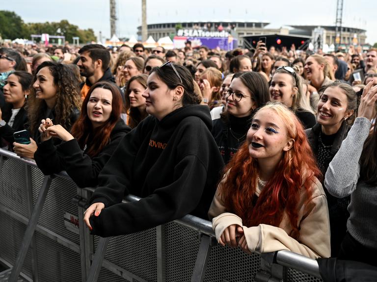 Das Publikum jubelt bei dem Auftritt der Band Milky Chance beim Lollapalooza Festival am Berliner Olympiastadion.