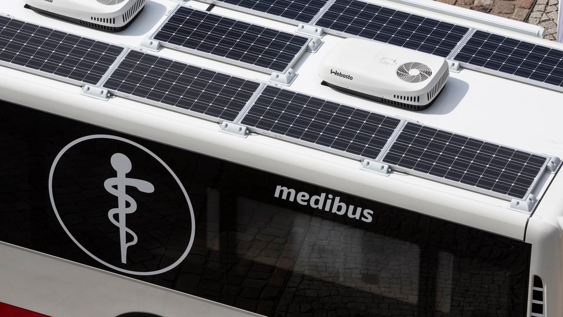 Auf dem Dach eines sogenannten Medibusses sind Solarzellen installiert. Der Bus der Deutschen Bahn ist als mobile Arztpraxis ausgestattet. Auf dem Dach eines sogenannten Medibusses sind Solarzellen installiert. Der Bus der Deutschen Bahn ist als mobile Arztpraxis ausgestattet.