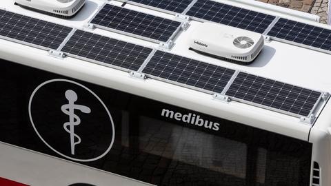 Auf dem Dach eines sogenannten Medibusses sind Solarzellen installiert. Der Bus der Deutschen Bahn ist als mobile Arztpraxis ausgestattet.