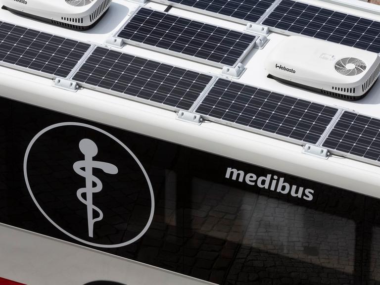 Auf dem Dach eines sogenannten Medibusses sind Solarzellen installiert. Der Bus der Deutschen Bahn ist als mobile Arztpraxis ausgestattet.