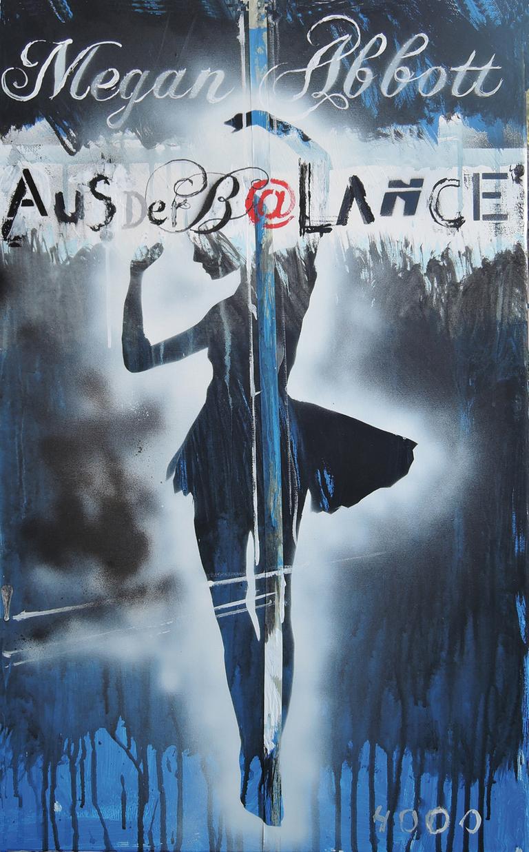 Das Cover des Krimis von Megan Abbott, "Aus der Balance". Die Titelillustration in Grautönen zeigt eine schlanke Frau in Ballettpose, die sich an einer senkrecht stehenden Stange festhält. Das Buch ist auf der Krimibestenliste von Deutschlandfunk Kultur. 