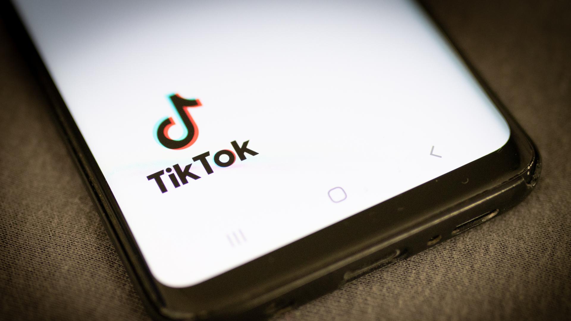 Ein Smartphone mit dem Symbol der Tiktok-App Ein Smartphone mit dem Symbol der Tiktok-App