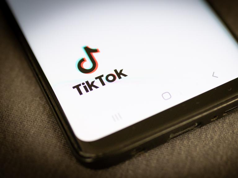 Ein Smartphone mit dem Symbol der Tiktok-App