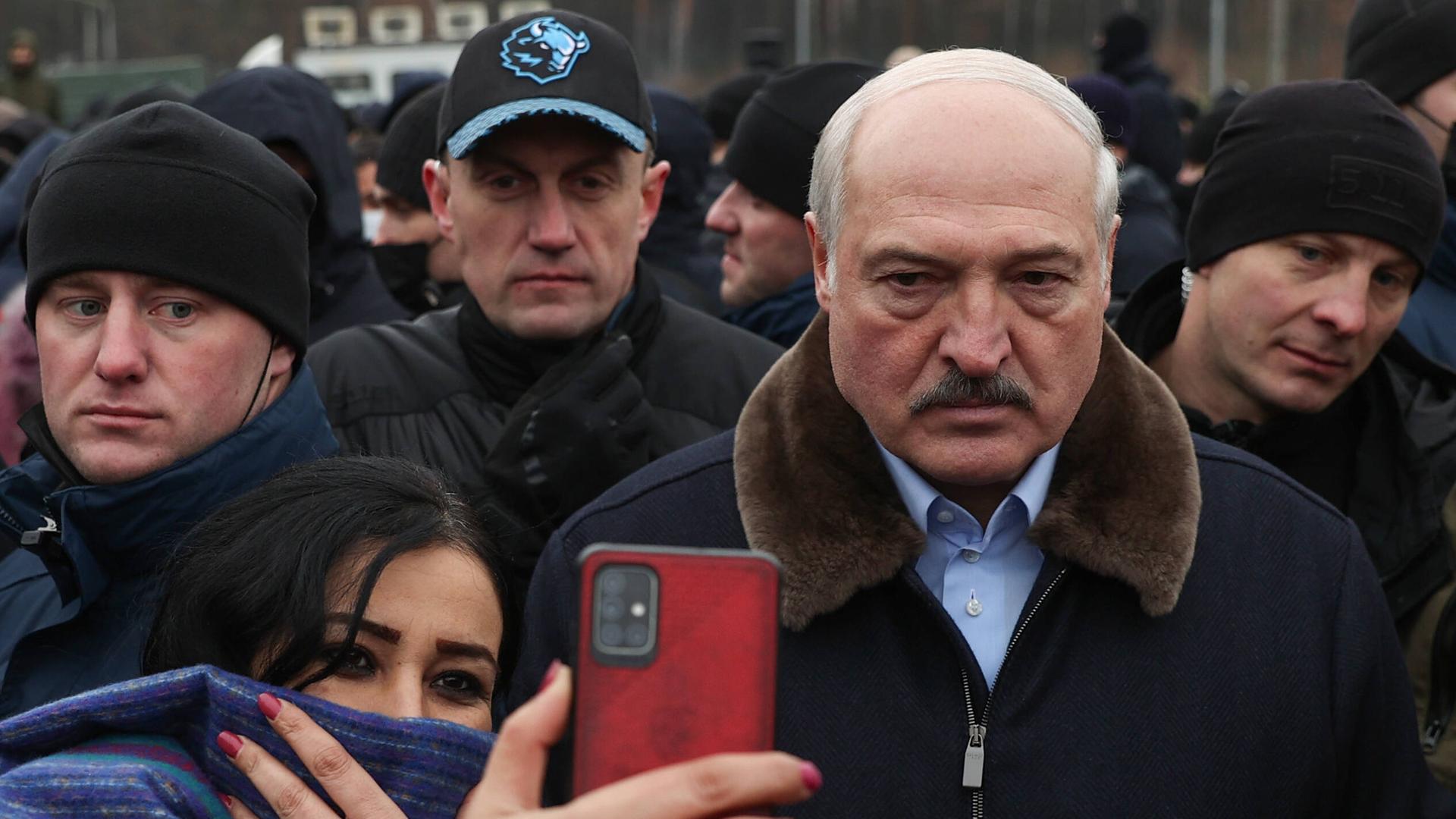 Eine Frau macht mit ihrem Handy ein gemeinsames Foto mit dem belarussischen Präsidenten Alexander Lukaschenko. Eine Frau macht mit ihrem Handy ein gemeinsames Foto mit dem belarussischen Präsidenten Alexander Lukaschenko.