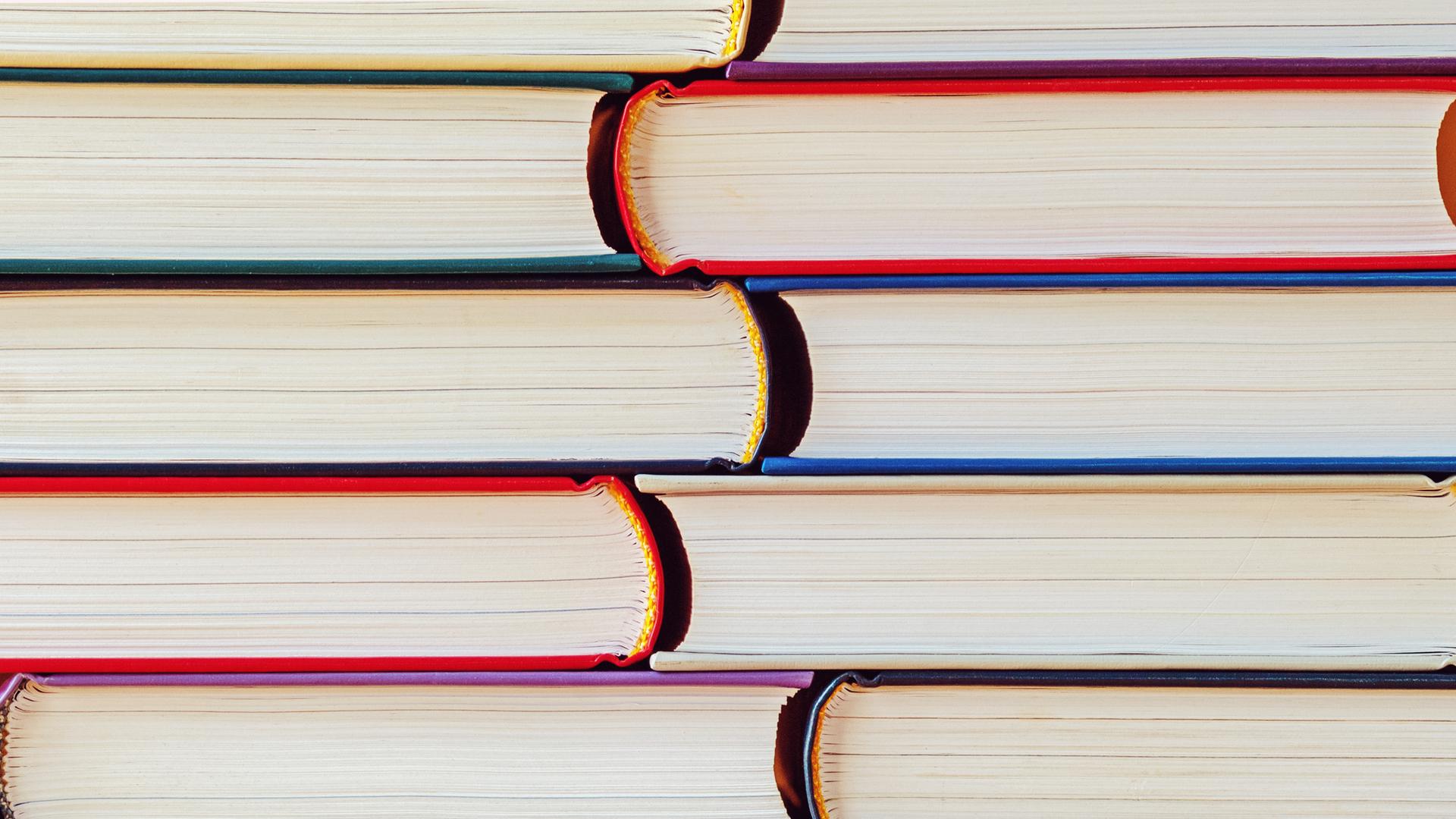 Bunte ineinandergeschobene Bücher. Bunte ineinandergeschobene Bücher.
