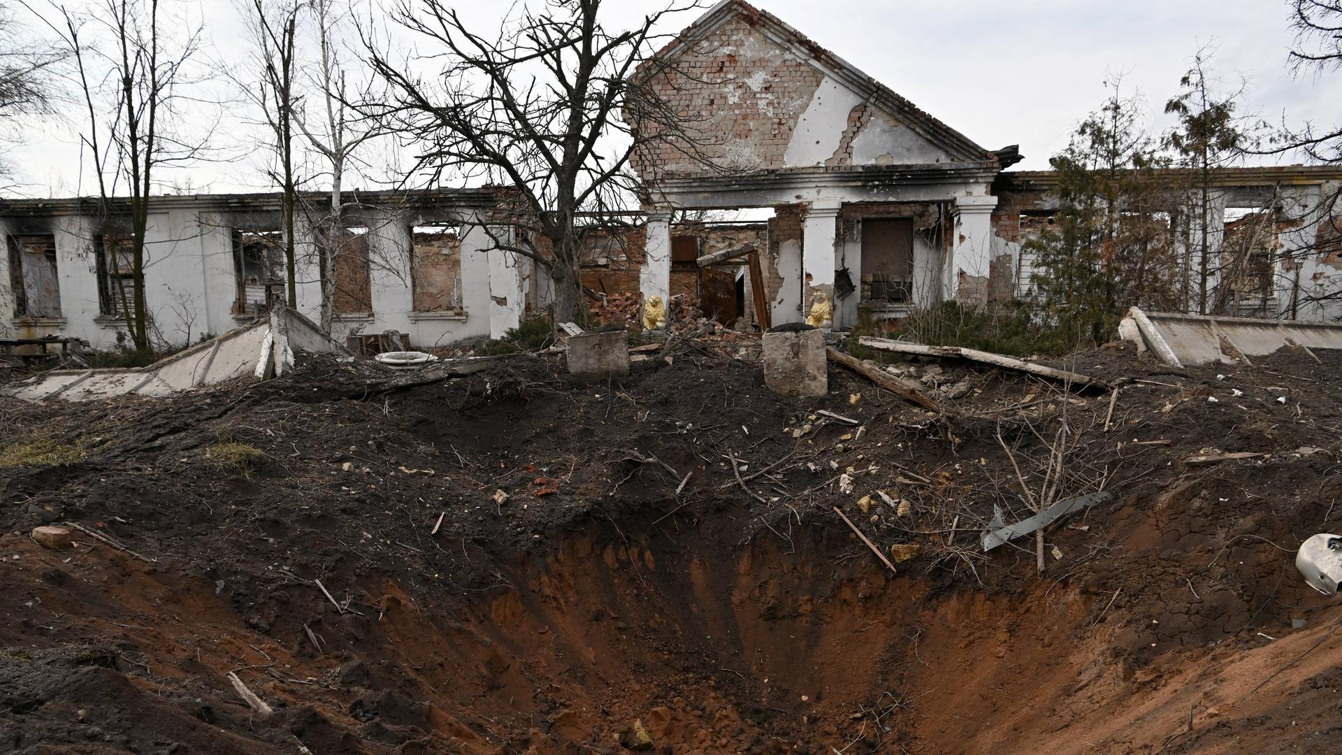 Russia Ukraine Military Operation Wagner Group 8389107 11.03.2023 A view shows a crater and a destroyed building outside Artemyovsk, also known as Bakhmut, as Russia s military operation in Ukraine continues, in Donetsk People s Republic, Russia. Evgeny Biyatov / Sputnik Donetsk People s Republic Russia PUBLICATIONxINxGERxSUIxAUTxONLY Copyright: xEvgenyxBiyatovx