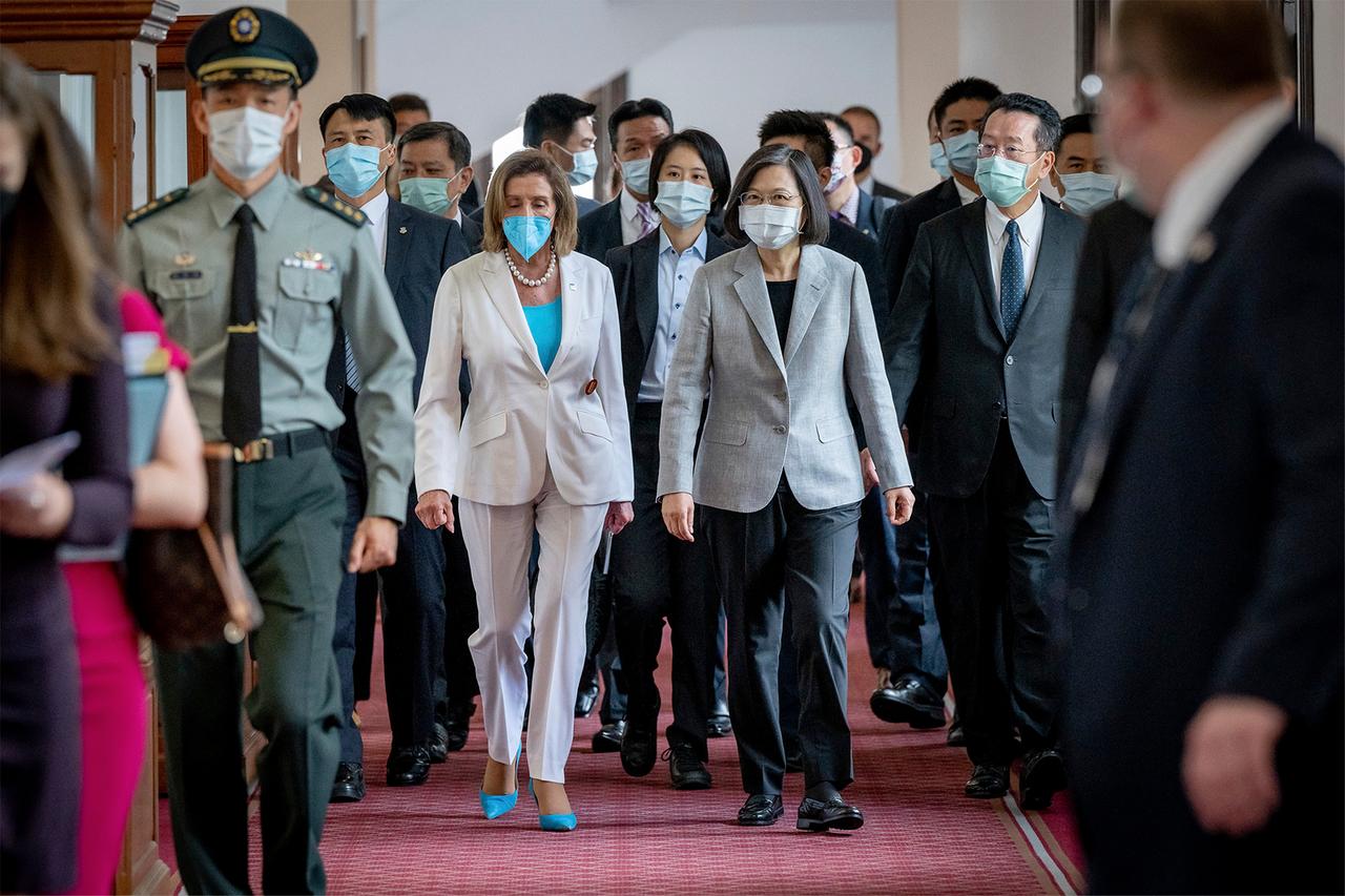 Die Vorsitzende des US-Repräsentantenhauses, Nancy Pelosi, auf Taiwan-Besuch bei Präsidentin Tsai Ing-wen - umgeben von anderen gemeinsam voranschreitend, alle tragen Masken 