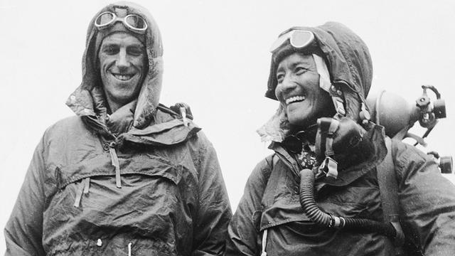 Tenzing Norgay (rechts) und Edmund P. Hillary nach der Erstbesteigung des Mount Everest.
