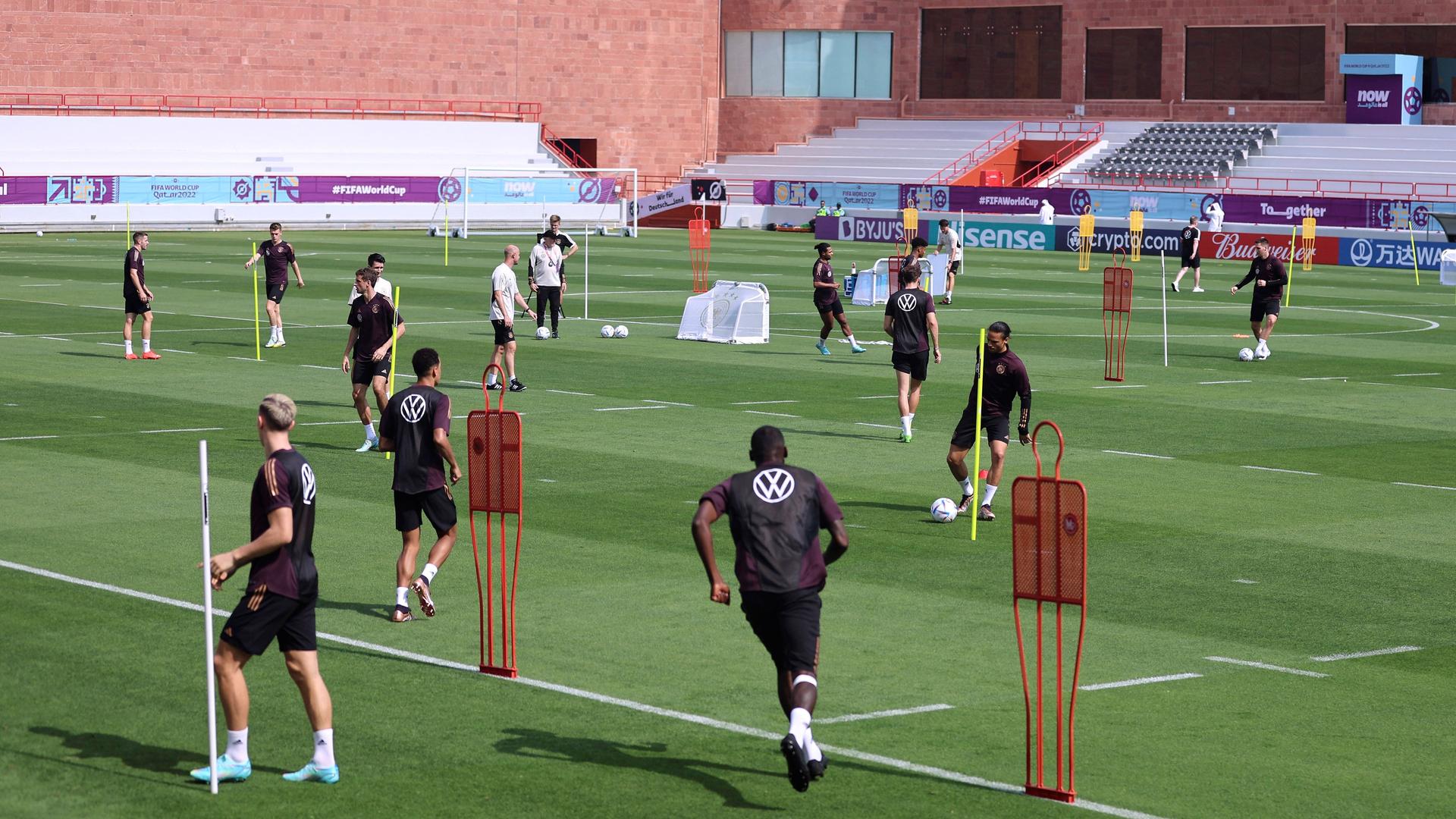 Katar, AL SHAMAL Sports Club Stadion: Die deutsche Nationalmannschaft beim Training bei der WM 2022. Katar, AL SHAMAL Sports Club Stadion: Die deutsche Nationalmannschaft beim Training bei der WM 2022.