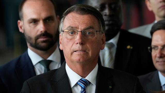 Großaufnahme von Jair Bolsonaro, im Hintergrund sind Mitglieder seiner Regierung zu sehen.