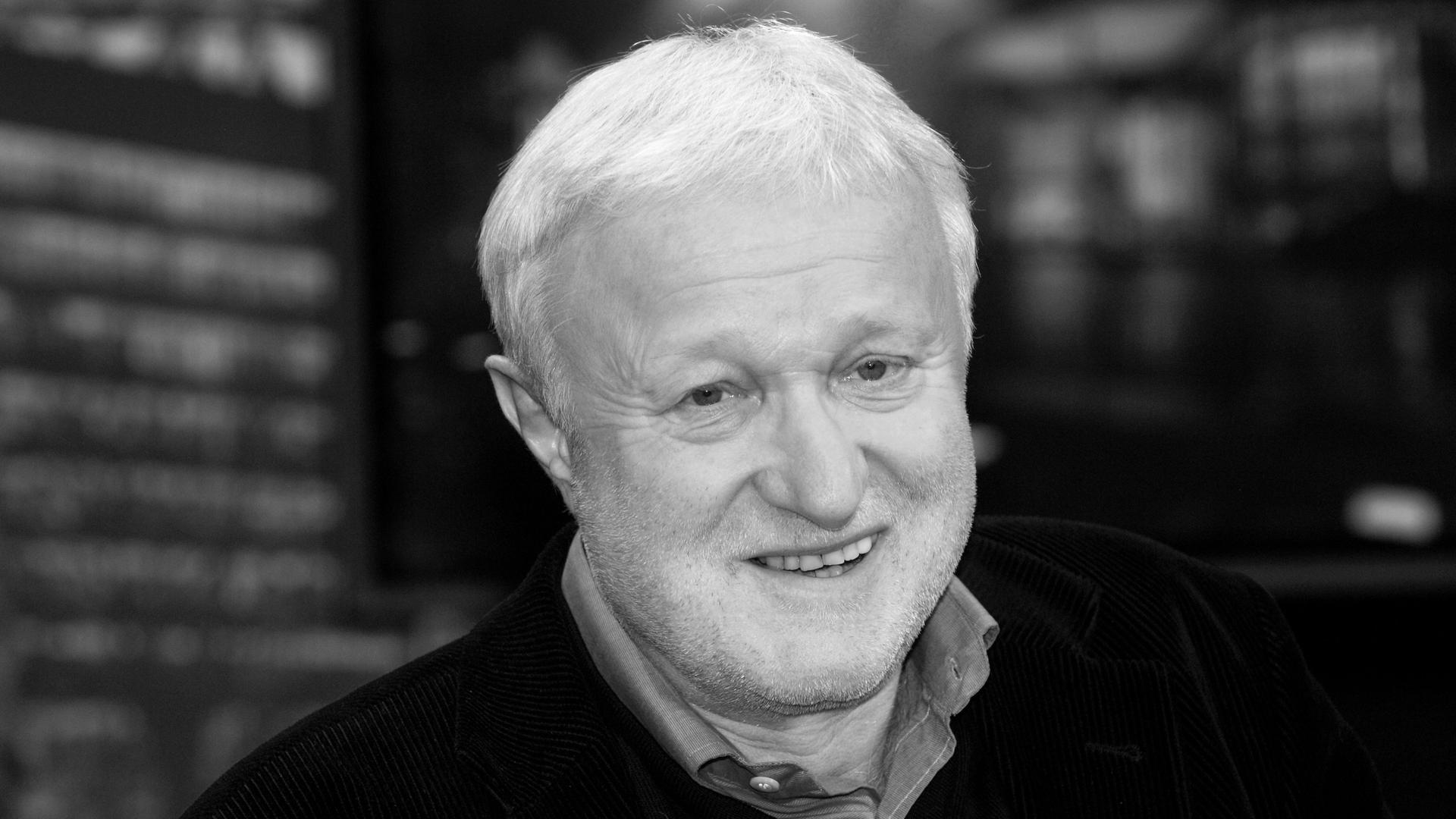 Werner Schulz blickt lächelnd in eine Kamera. Werner Schulz blickt lächelnd in eine Kamera.