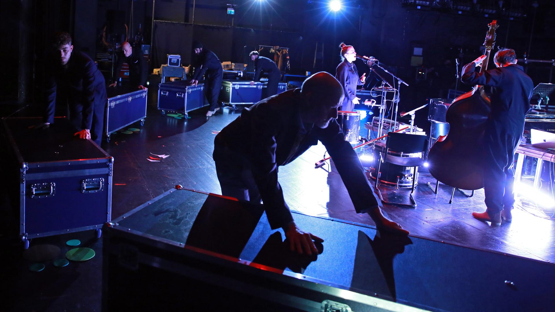Bei der Version der "Schwarzen Mühle" des Performance-Kollektivs "Showcase Beat Le Mot" werden Kisten mit Zuschauern drin über die Bühne gefahren, während die anderen Ensemblemitglieder singen. Bei der Version der "Schwarzen Mühle" des Performance-Kollektivs "Showcase Beat Le Mot" werden Kisten mit Zuschauern drin über die Bühne gefahren, während die anderen Ensemblemitglieder singen.