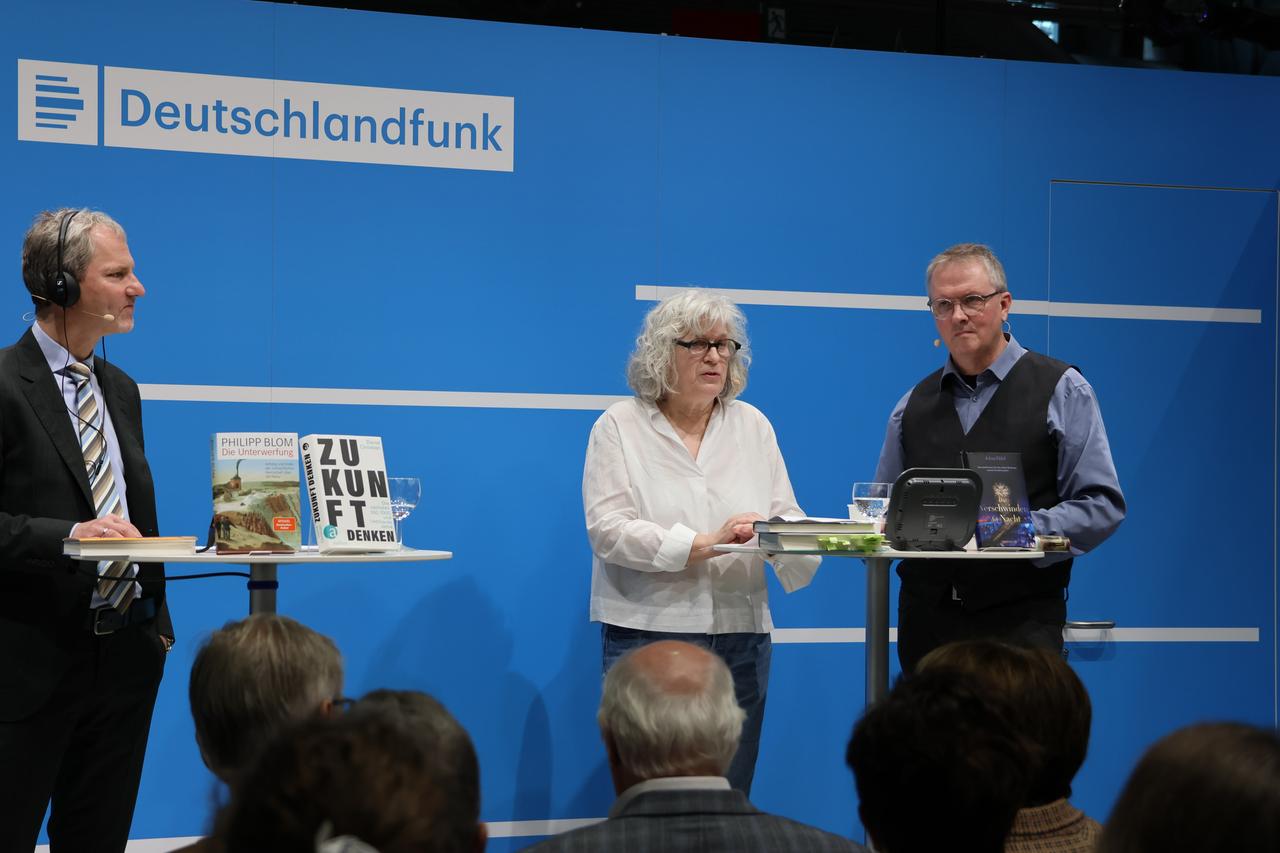 Das DLF-Sachbuchtrio auf der Deutschlandradio-Bühne der Frankfurter Buchmesse 2022. Das DLF-Sachbuchtrio auf der Deutschlandradio-Bühne der Frankfurter Buchmesse 2022.
