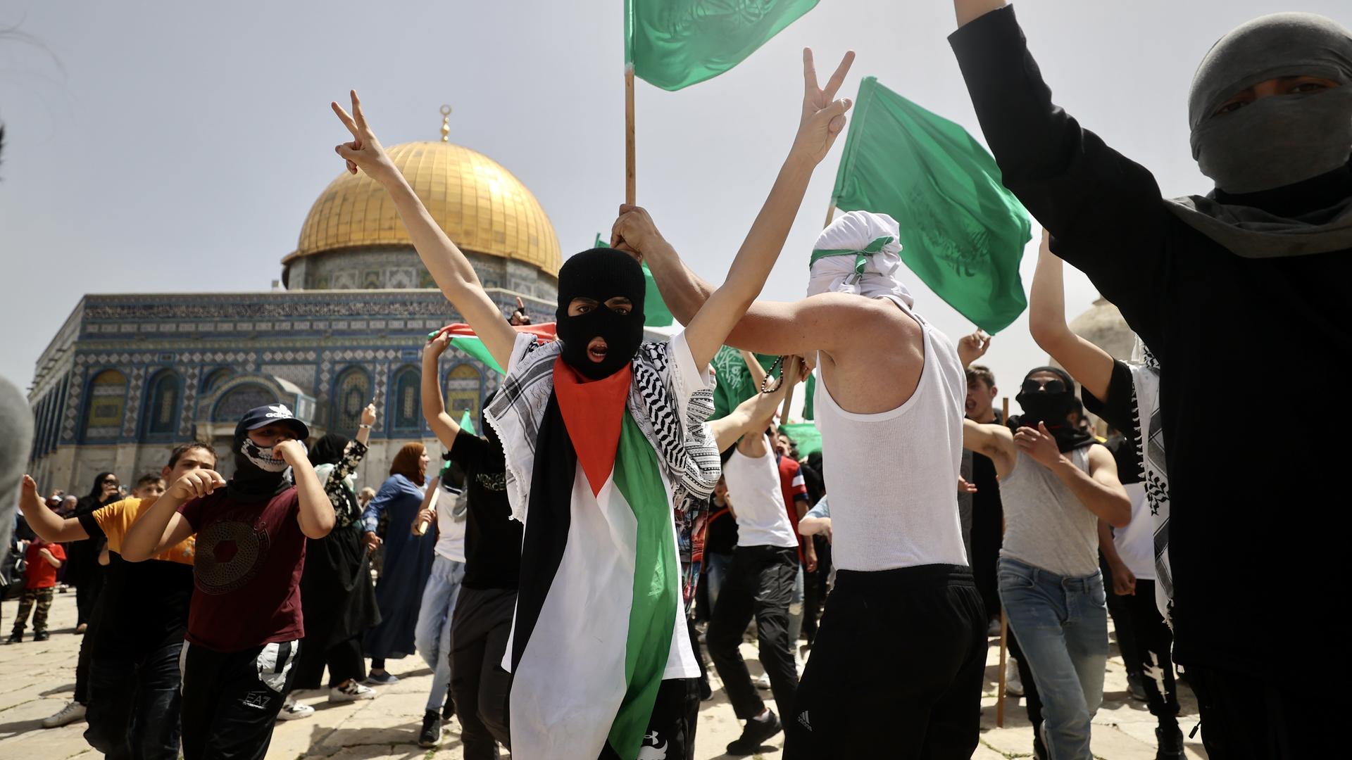 Hamas-Sympathisanten protestieren vor dem Felsendom auf dem Tempelberg in Jerusalem nach dem letzten Freitagsgebet im Ramadan gegen Gewalt seitens Israel. Hamas-Sympathisanten protestieren vor dem Felsendom auf dem Tempelberg in Jerusalem nach dem letzten Freitagsgebet im Ramadan gegen Gewalt seitens Israel.