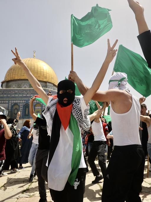 Hamas-Sympathisanten protestieren vor dem Felsendom auf dem Tempelberg in Jerusalem nach dem letzten Freitagsgebet im Ramadan gegen Gewalt seitens Israel.