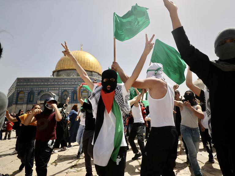 Hamas-Sympathisanten protestieren vor dem Felsendom auf dem Tempelberg in Jerusalem nach dem letzten Freitagsgebet im Ramadan gegen Gewalt seitens Israel.