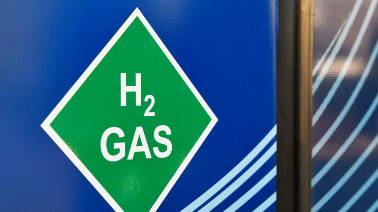 Ein Wasserstoff-Zeichen an einem Bus im tschechischen Prag Ein Wasserstoff-Zeichen an einem Bus im tschechischen Prag