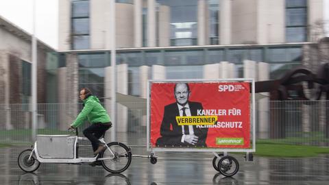 "Kanzler für Verbrennerschutz" steht auf einem ehemaligen SPD-Wahlplakat das von der Umweltschutzgruppe Greenpeace umgestaltet worden war. 