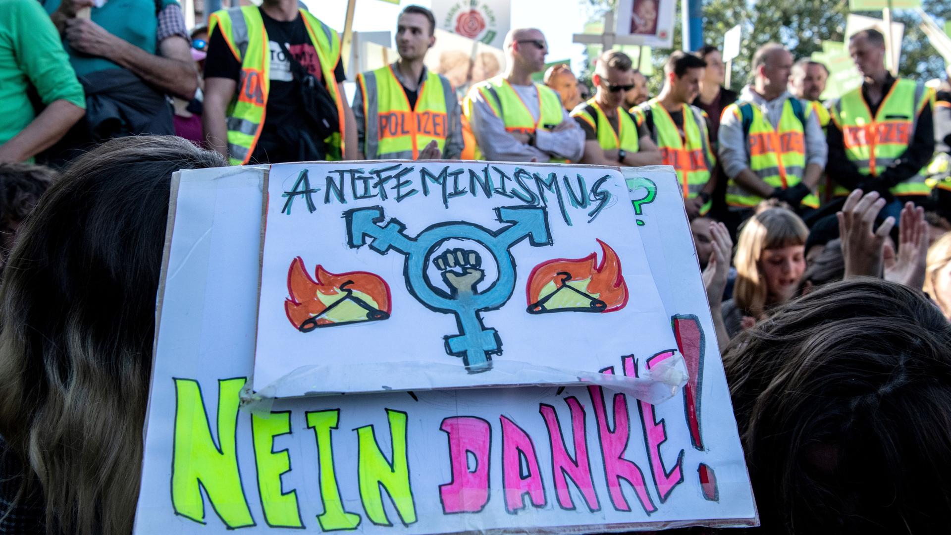 Gegendemonstranten haben mit einer Sitzblockade den sogenannten "Marsch für das Leben" in Berlin gestoppt und zeigen ein Schild mit der Aufschrift "Antifeminismus Nein Danke!"
Gegendemonstranten haben mit einer Sitzblockade den sogenannten "Marsch für das Leben" in Berlin gestoppt und zeigen ein Schild mit der Aufschrift "Antifeminismus Nein Danke!"