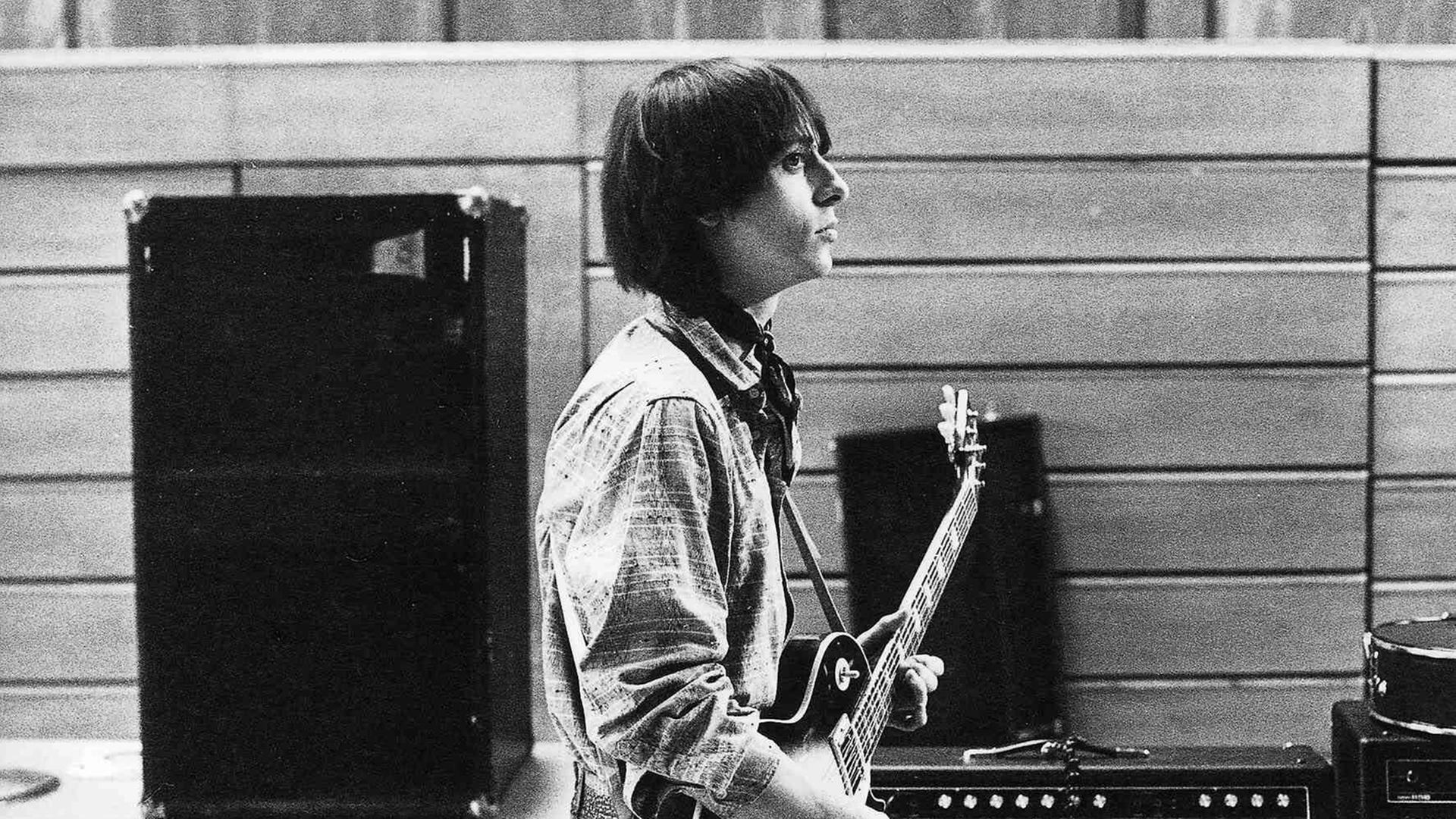 Der Sänger Rio Reiser mit Gitarre in einem Tonstudio (Aufnahme von 1977).