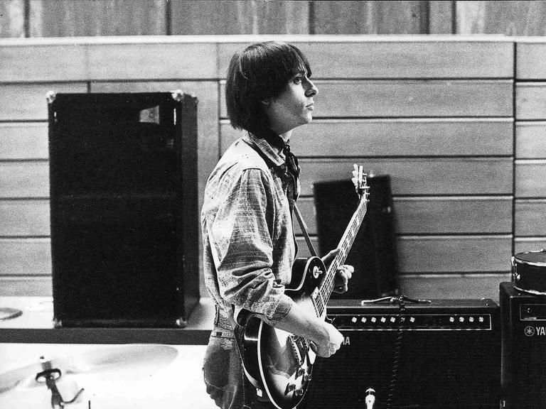 Der Sänger Rio Reiser mit Gitarre in einem Tonstudio (Aufnahme von 1977).