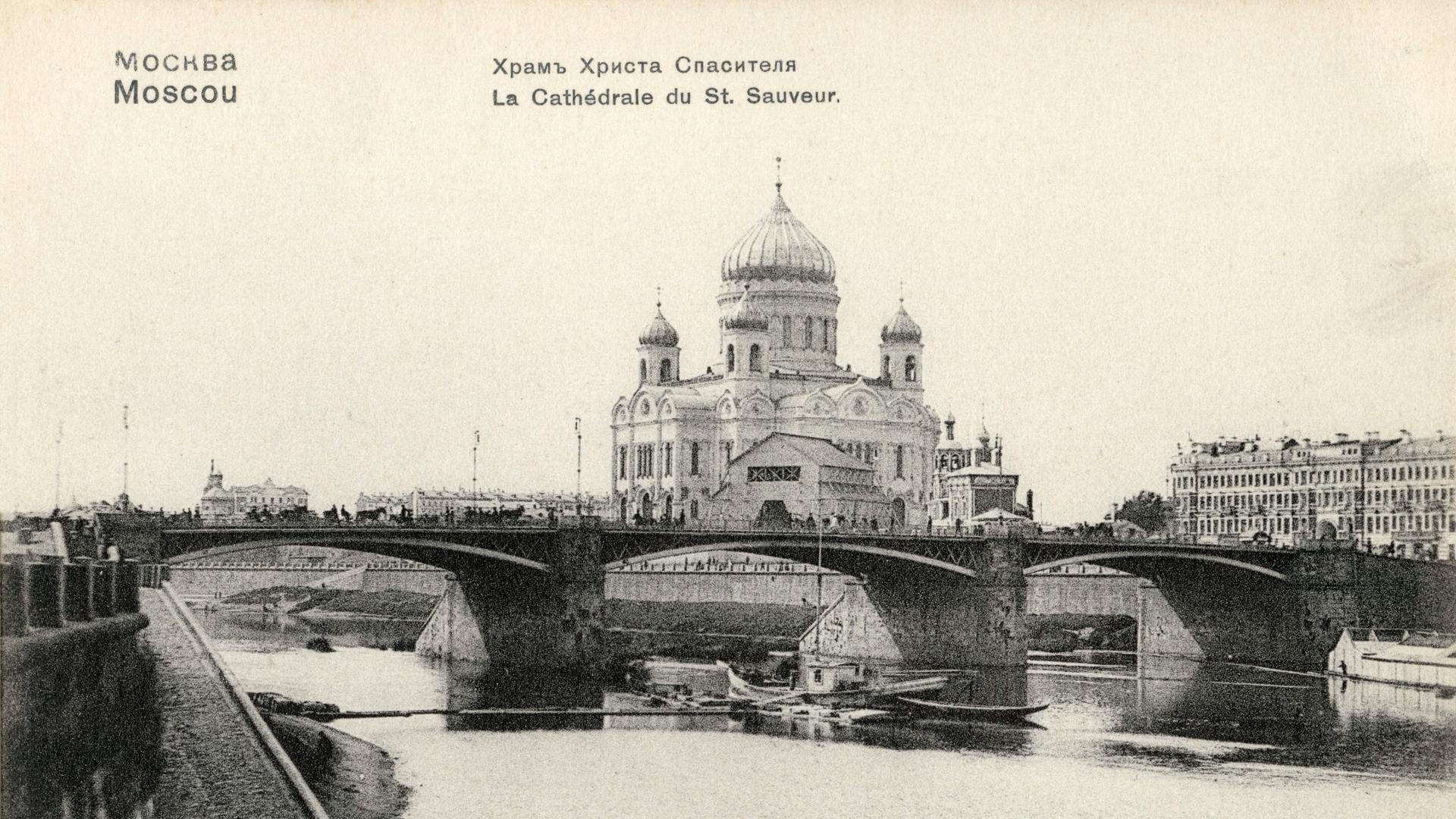Die Christ-Erlöser-Kathedrale am Ufer der Moskwa auf einer Fotografie um 1900