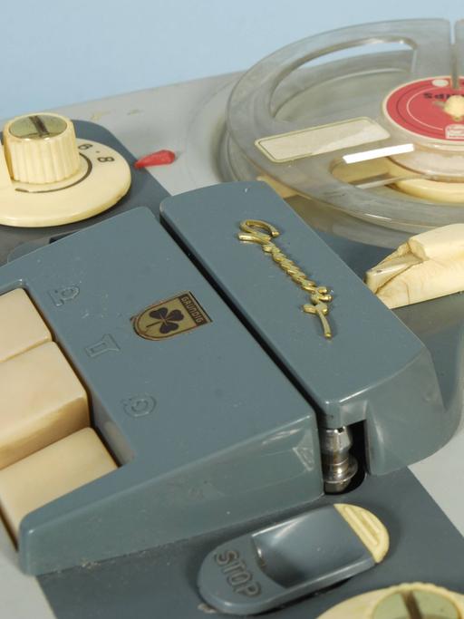 Blick auf ein historisches Tonbandgerät mit Drucktasten und zwei Spultellern.