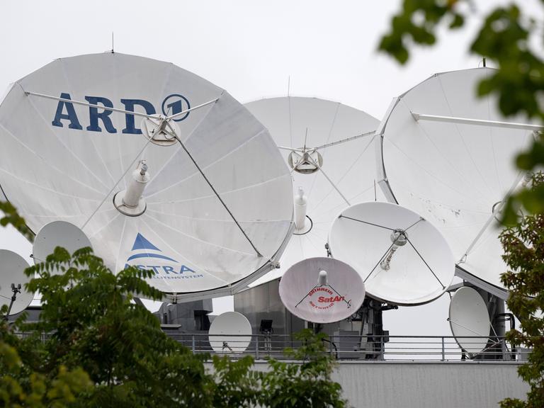 Satellitenschüsseln, eine davon mit ARD-Logo, befinden sich auf dem Gebäude der Zentrale des Hessischen Rundfunks (hr) am Dornbusch. Der hr ist Teil der ARD und die öffentlich-rechtliche Landesrundfunkanstalt in und für Hessen.