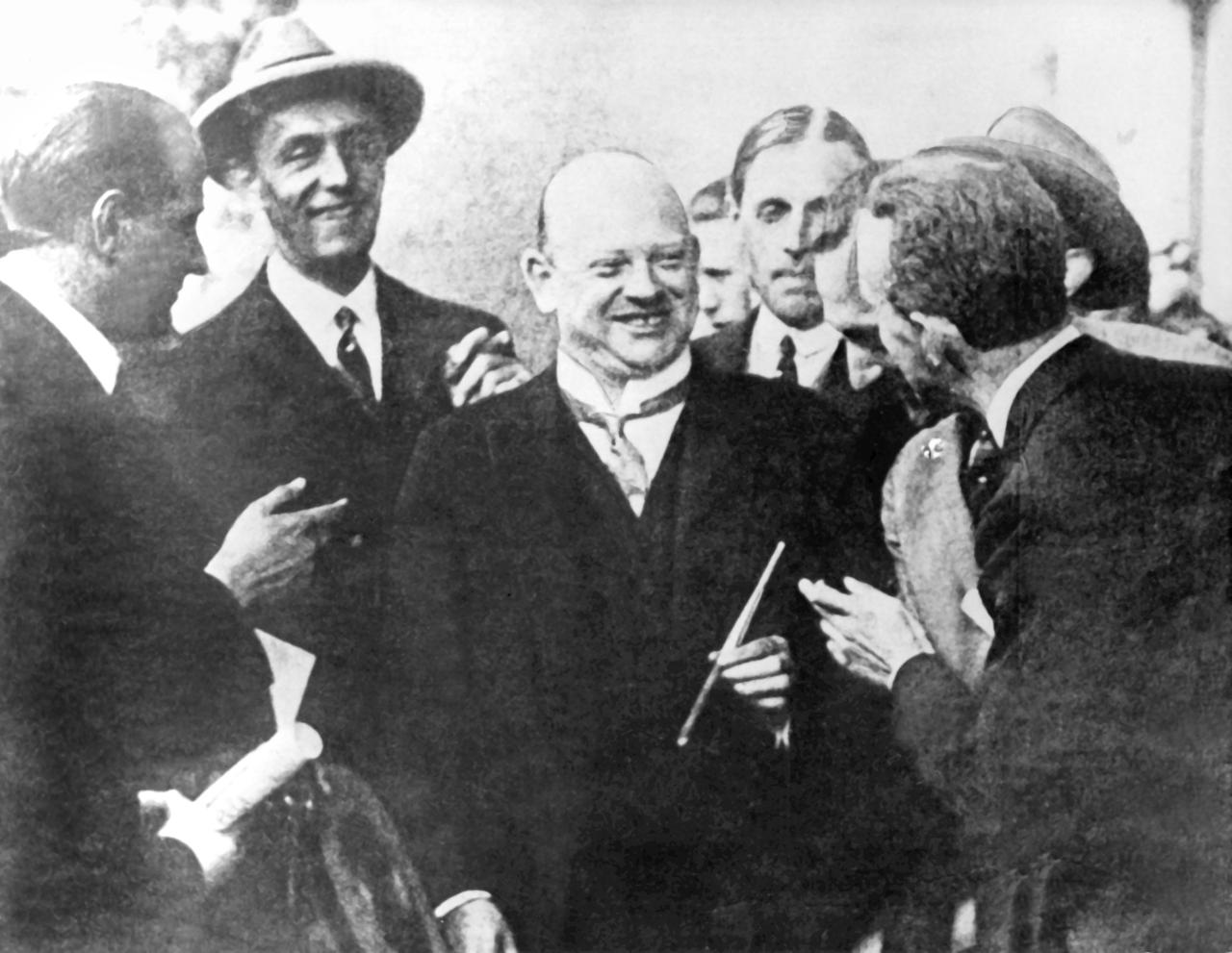 Der deutsche Politiker Gustav Stresemann (m), 1925 in Locarno Der deutsche Politiker Gustav Stresemann (m), 1925 in Locarno