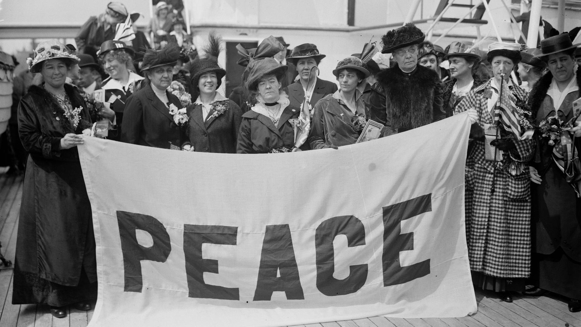 Suffragistische Friedensdelegierte auf Noordam: Mrs. P. Lawrence, Jane Addams, Anita Molloy Suffragistische Friedensdelegierte auf Noordam: Mrs. P. Lawrence, Jane Addams, Anita Molloy