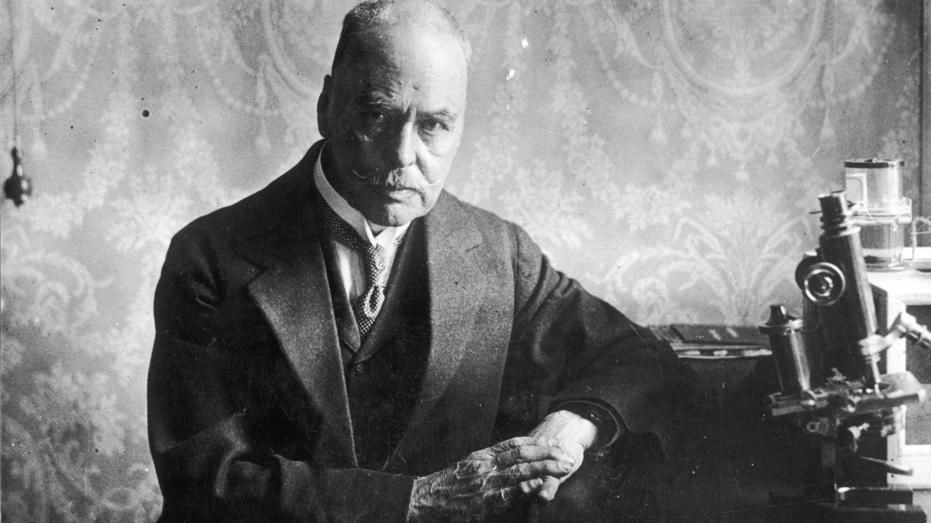 Der Tropenmediziner Ronald Ross erhielt für seine Malariaforschung 1902 den Medizin-Nobelpreis. Foto um das Jahr 1920 Der Tropenmediziner Ronald Ross erhielt für seine Malariaforschung 1902 den Medizin-Nobelpreis. Foto um das Jahr 1920