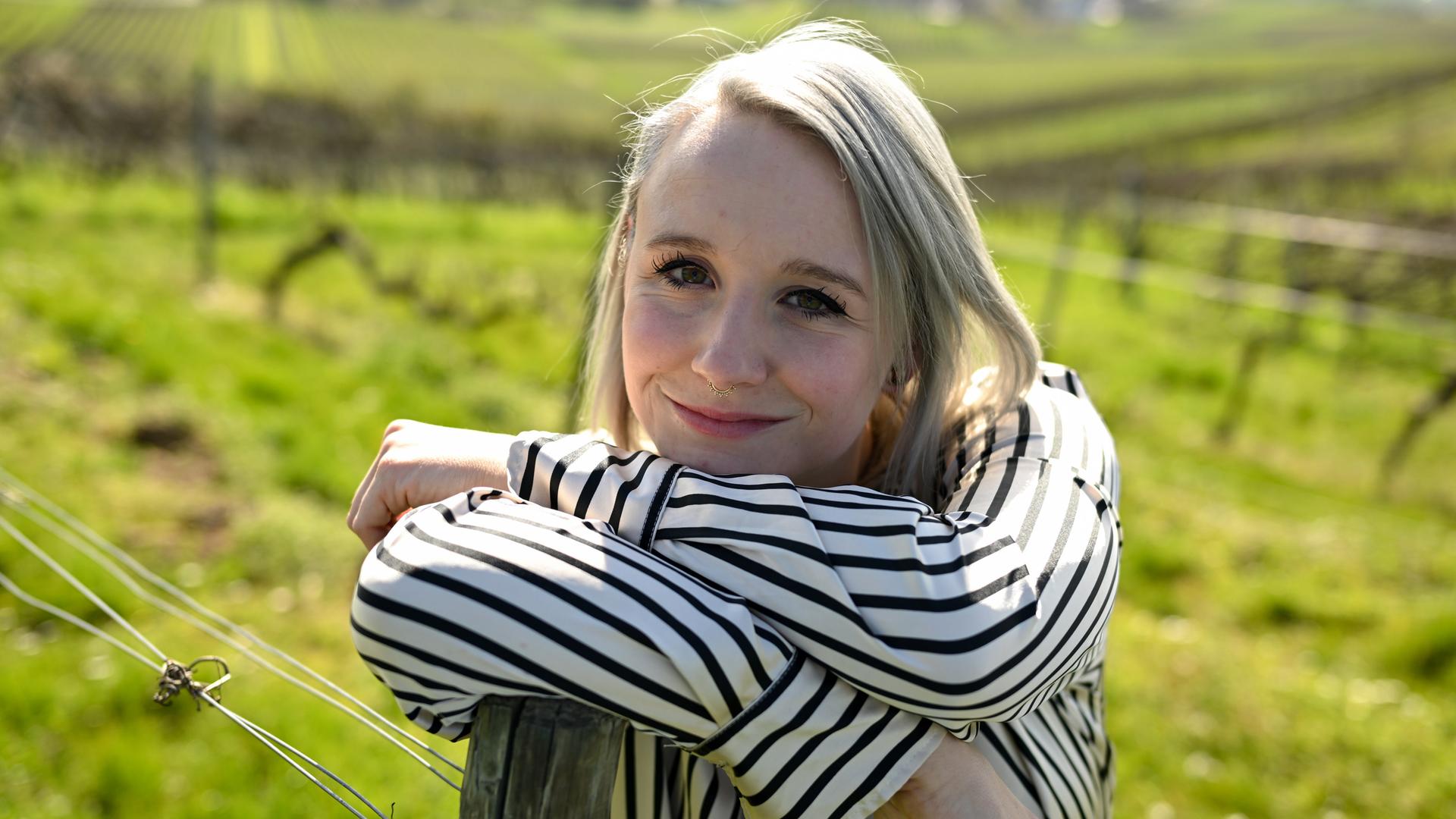 Winzerin Shanna Reis steht im Weinberg des Weinguts Reis & Luff auf dem Sonnenberg. Nach ihrem Studium an der Hochschule Geisenheim übernahm Shanna Reis 2017 das Weingut. Winzerin Shanna Reis steht im Weinberg des Weinguts Reis & Luff auf dem Sonnenberg. Nach ihrem Studium an der Hochschule Geisenheim übernahm Shanna Reis 2017 das Weingut.