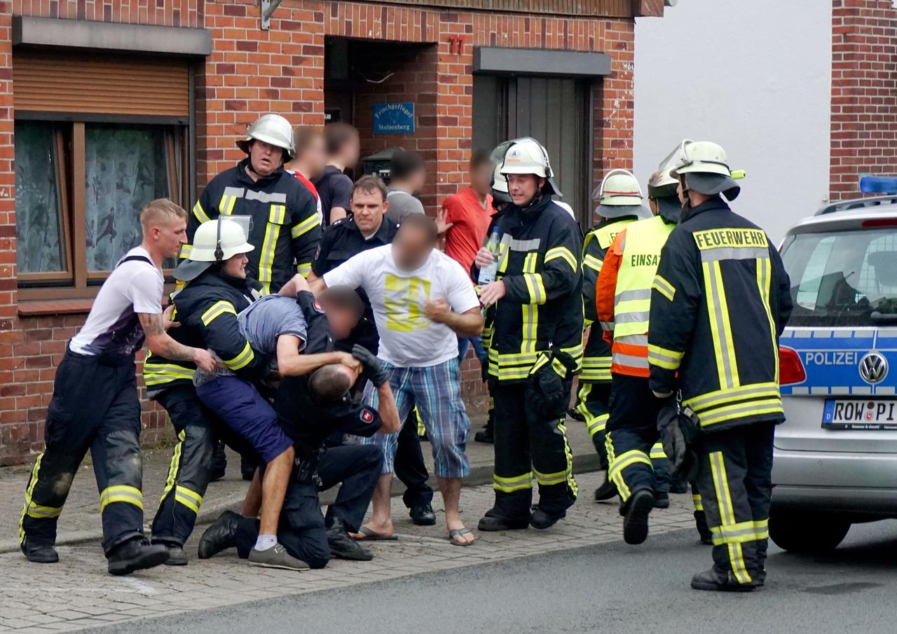Drei Männer behindern am 05.07.2015 in Bremervörde (Niedersachsen) nach einem tödlichen Unfall die Arbeit der Rettungskräfte. Es kommt zu Handgreiflichkeiten. Drei Männer behindern am 05.07.2015 in Bremervörde (Niedersachsen) nach einem tödlichen Unfall die Arbeit der Rettungskräfte. Es kommt zu Handgreiflichkeiten.