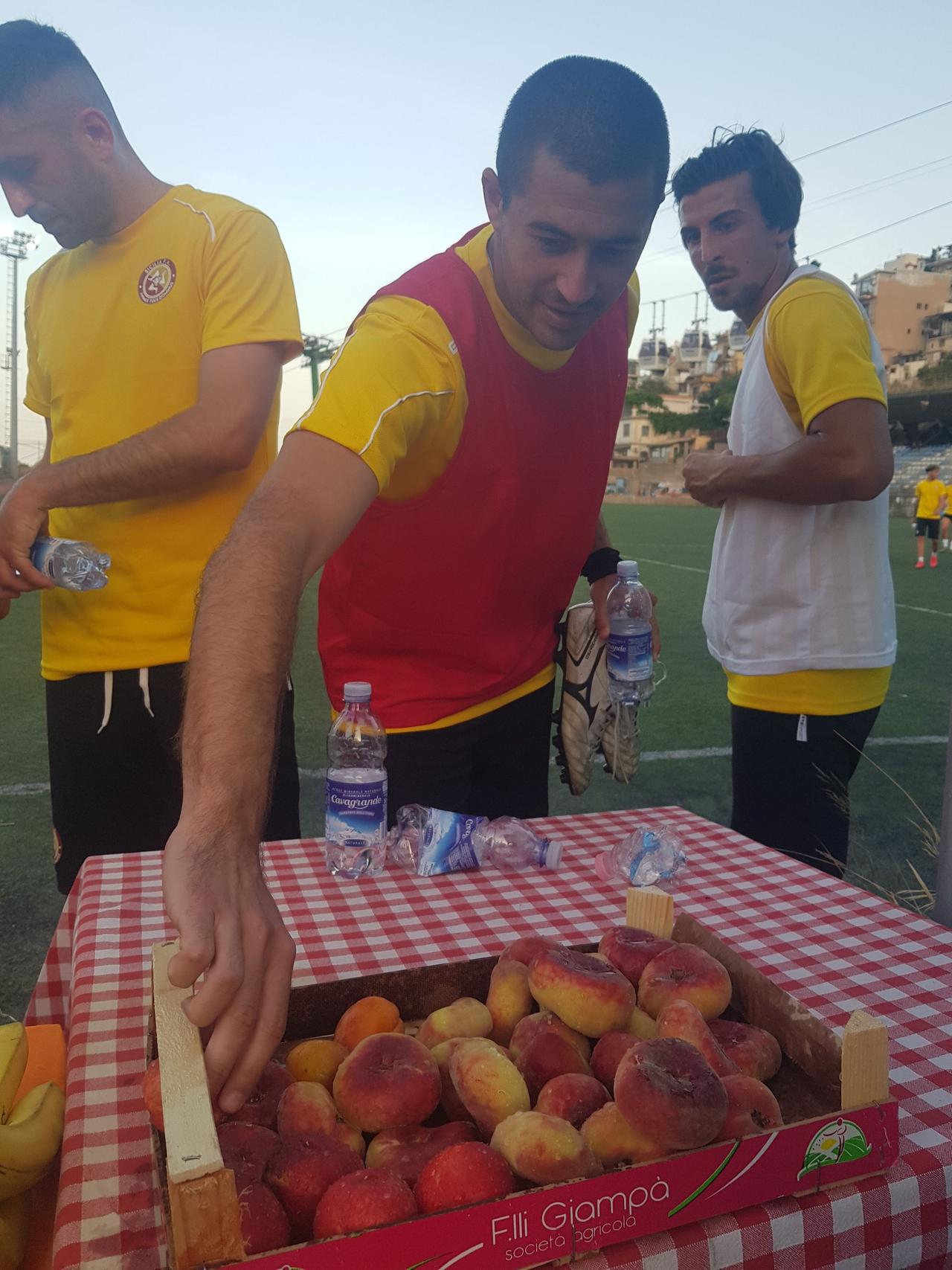 Nach dem Trainings gibt es Pfirsiche - auch eine Form der regionalen Identität im Fußball Nach dem Trainings gibt es Pfirsiche - auch eine Form der regionalen Identität im Fußball