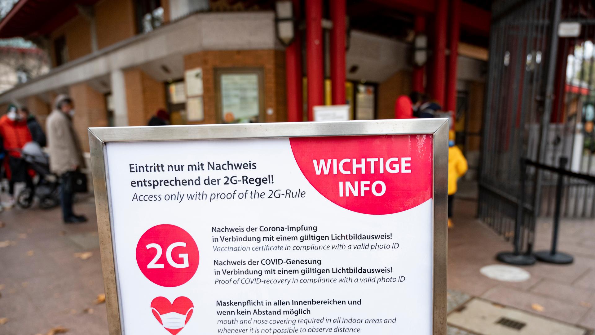 Auf einem Schild vor dem Berliner Zoo wird auf die 2G-Regel hingewiesen. Auf einem Schild vor dem Berliner Zoo wird auf die 2G-Regel hingewiesen.