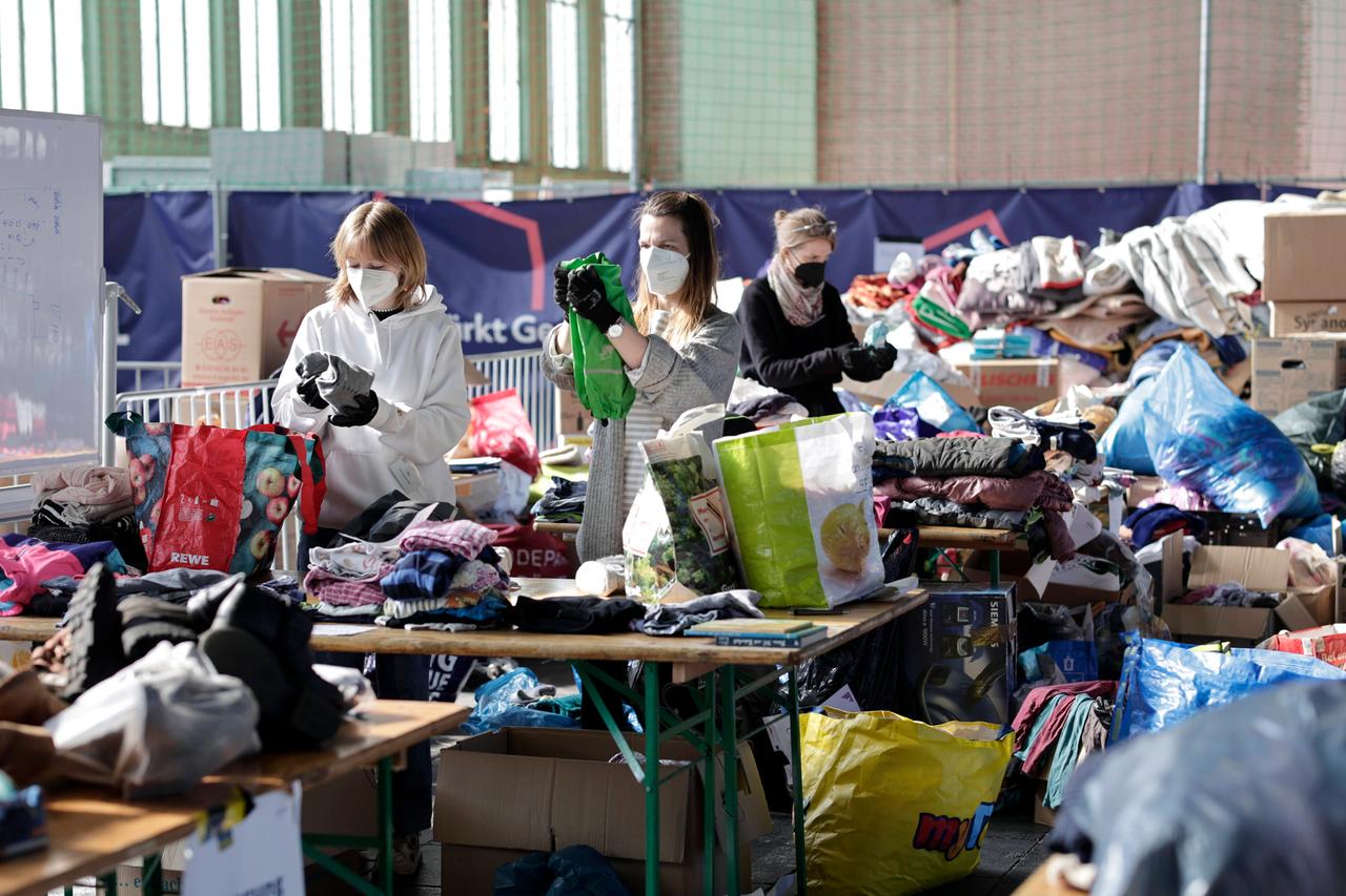 Das zentrale Logistikzentrum für Spenden für Ukraine-Flüchtlinge am Tempelhofer Flughafen in Berlin