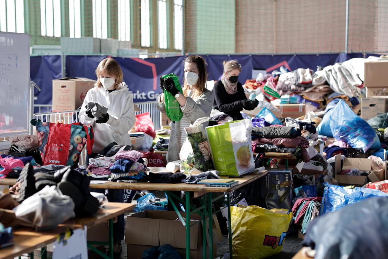 Das zentrale Logistikzentrum für Spenden für Ukraine-Flüchtlinge am Tempelhofer Flughafen in Berlin Das zentrale Logistikzentrum für Spenden für Ukraine-Flüchtlinge am Tempelhofer Flughafen in Berlin