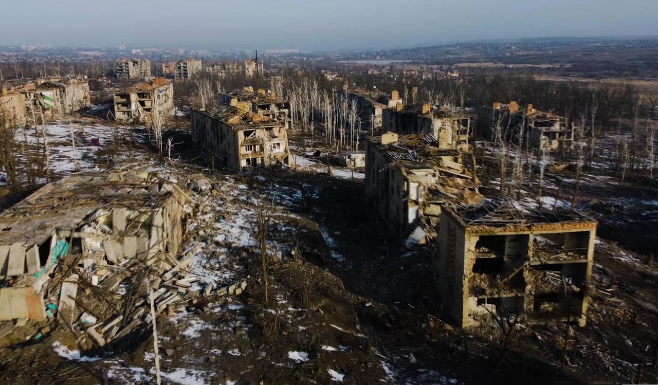 Luftaufnahme zerstörter Häuser in der ukrainischen Region um Bachmut vom 26. Februar 2023. Luftaufnahme zerstörter Häuser in der ukrainischen Region um Bachmut vom 26. Februar 2023.