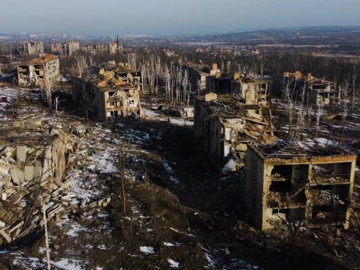 Luftaufnahme zerstörter Häuser in der ukrainischen Region um Bachmut vom 26. Februar 2023.
