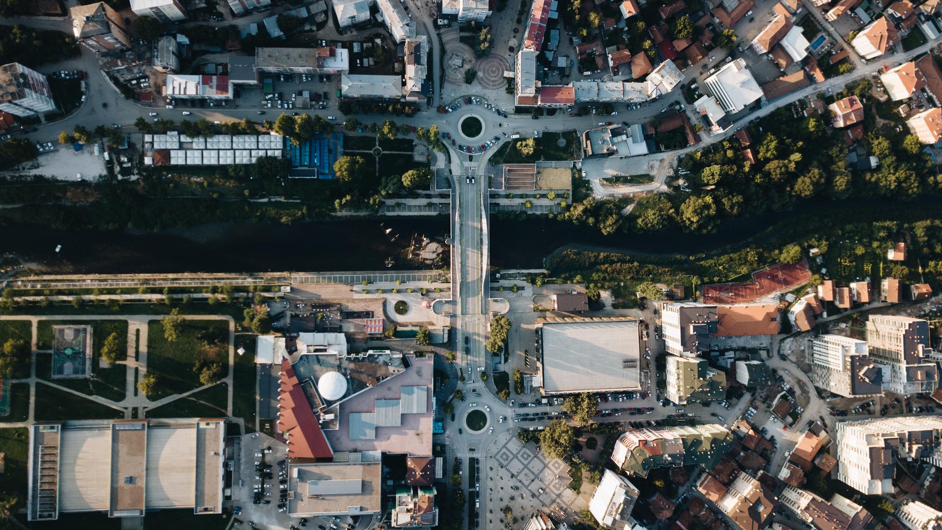 Luftaufnahme der Brücke in Mitrovica, die den Norden vom Süden trennt.