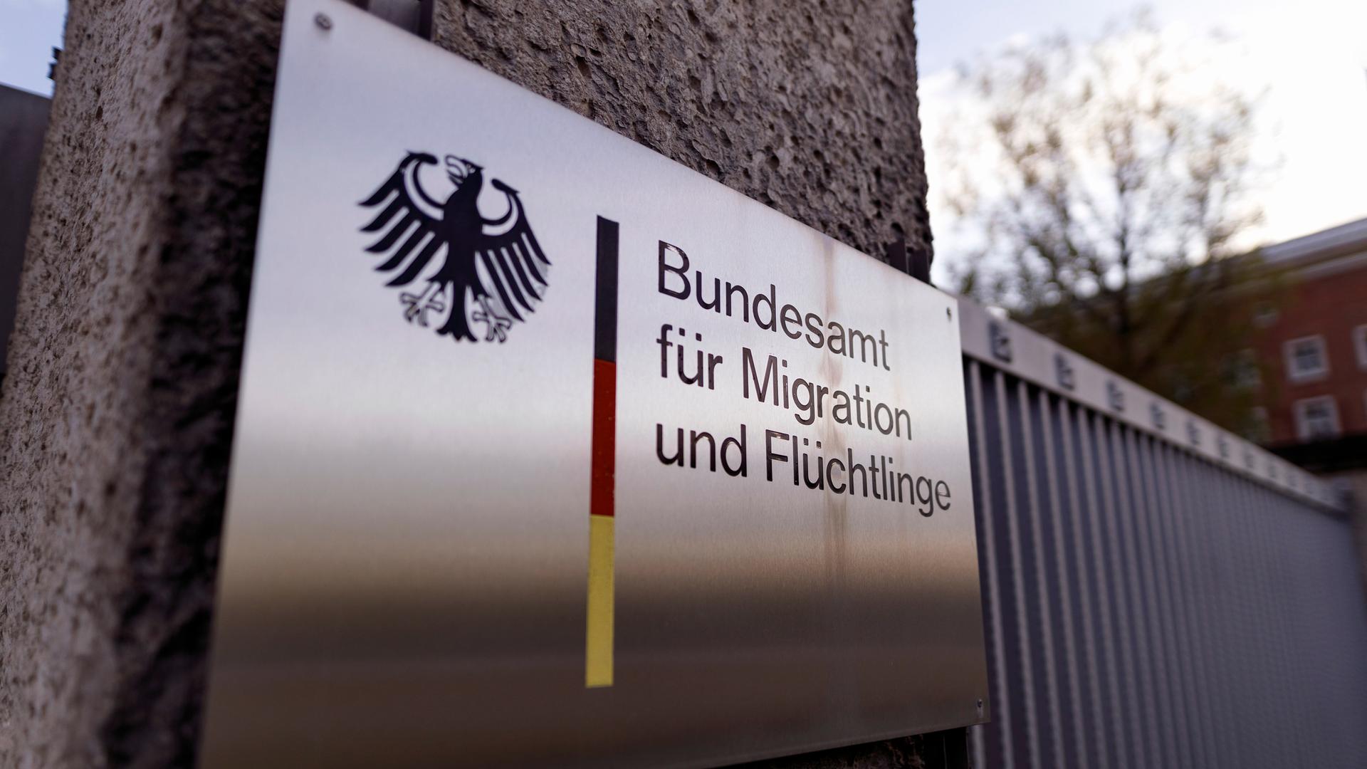 Schilds mit der Aufschrift "Bundesamt für Migration und Flüchtlinge" Schilds mit der Aufschrift "Bundesamt für Migration und Flüchtlinge"