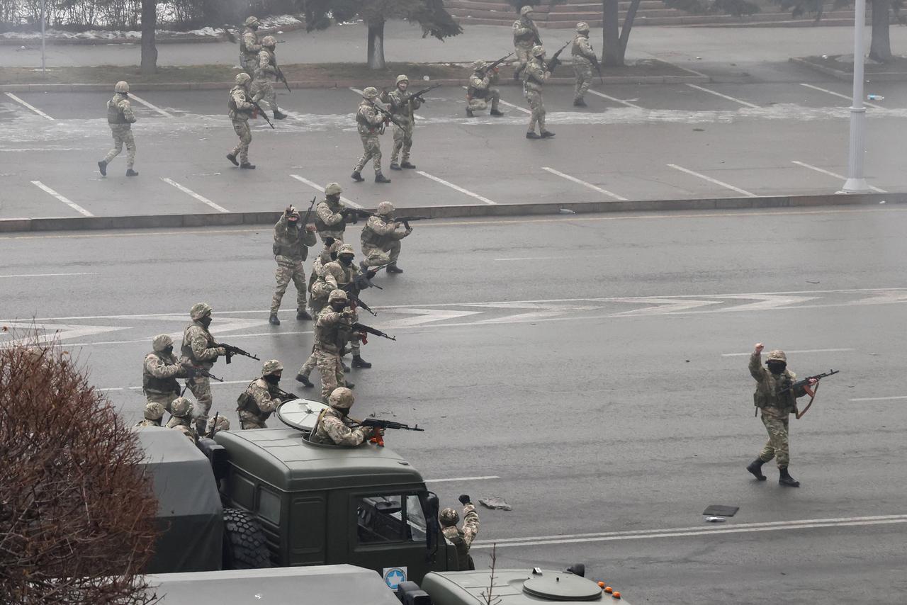 In der kasachischen Wirtschaftsmetropole Almaty sieht man bewaffnete Sicherheitskräfte auf der Straße, um gegen die Proteste vorzugehen.