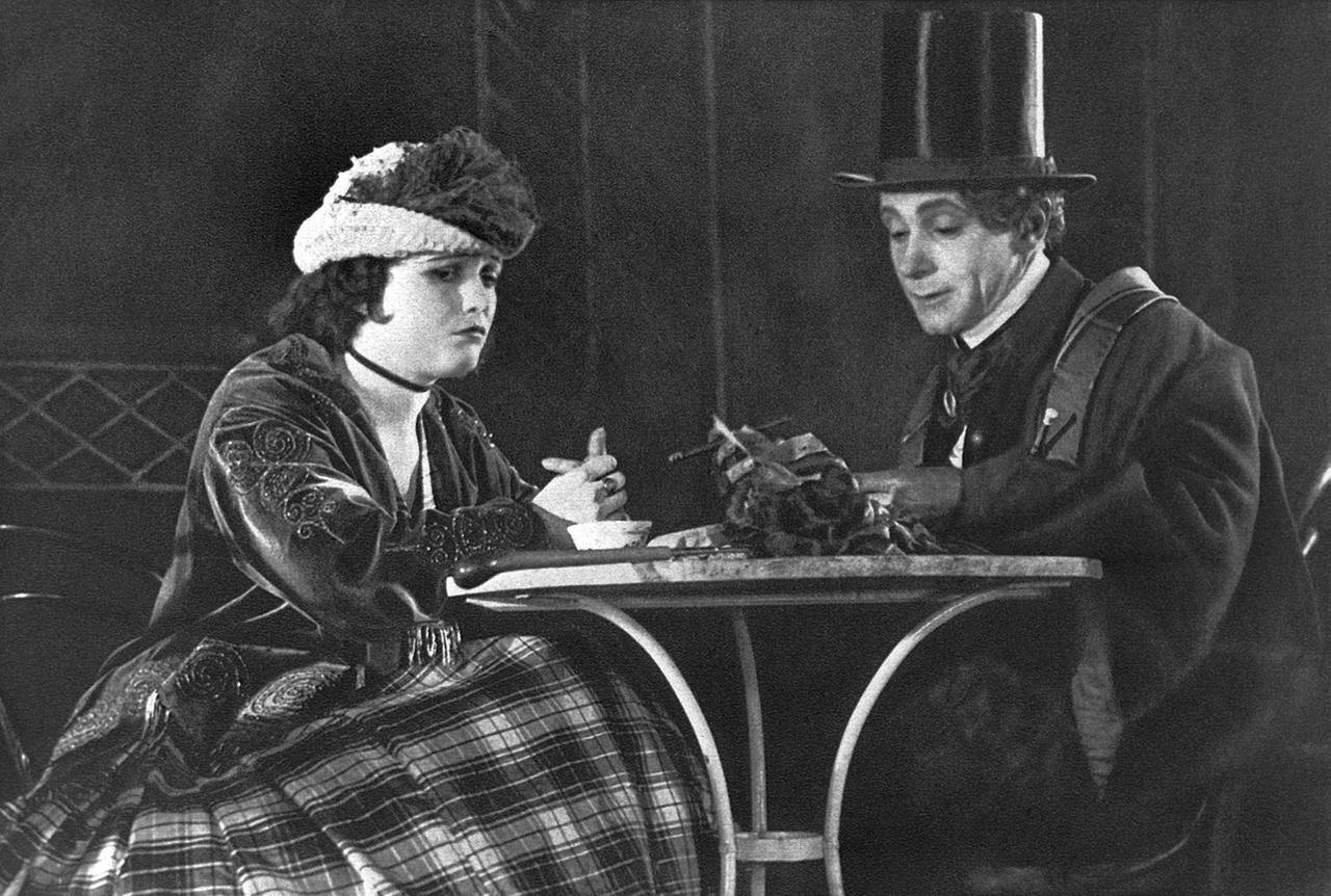 Pola Negri und Alfred Abel in einer Szene des Films "Die Flamme" von Ernst Lubitsch. Es war Lubitschs letzter in Deutschland gedrehter Film, bevor er 1922 nach Hollywood ging. Pola Negri und Alfred Abel in einer Szene des Films "Die Flamme" von Ernst Lubitsch. Es war Lubitschs letzter in Deutschland gedrehter Film, bevor er 1922 nach Hollywood ging.