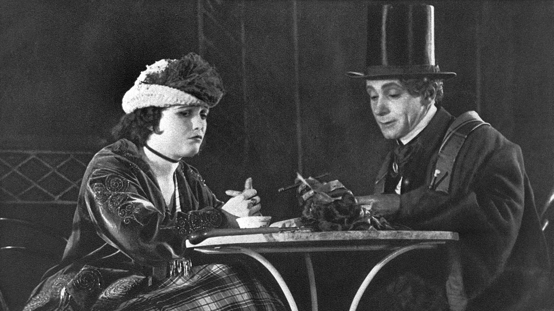 Pola Negri und Alfred Abel in einer Szene des Films "Die Flamme" von Ernst Lubitsch. Es war Lubitschs letzter in Deutschland gedrehter Film, bevor er 1922 nach Hollywood ging. Pola Negri und Alfred Abel in einer Szene des Films "Die Flamme" von Ernst Lubitsch. Es war Lubitschs letzter in Deutschland gedrehter Film, bevor er 1922 nach Hollywood ging.